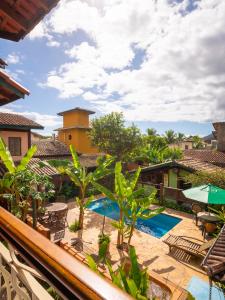 uma vista a partir da varanda de uma villa com piscina em Pousada Atiaia em Ilhabela