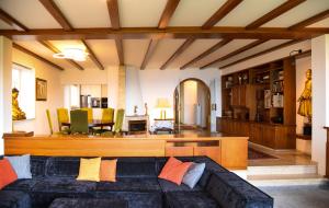 un soggiorno con divano nero e tavolo di Villa Noho a Nonnenhorn