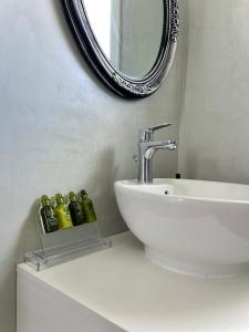 uma casa de banho com um lavatório e um espelho em Seaside Studios em Arkasa
