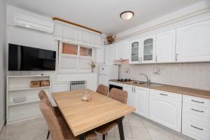 Kuchyň nebo kuchyňský kout v ubytování Apartmani Marica Beg