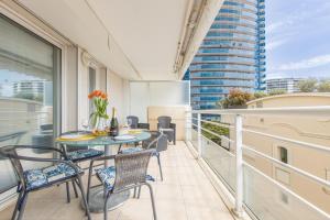 un balcone con tavolo e sedie e un edificio di Riviera Home a Beausoleil