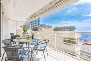 d'un balcon avec une table et des chaises et une vue sur l'océan. dans l'établissement Riviera Home, à Beausoleil