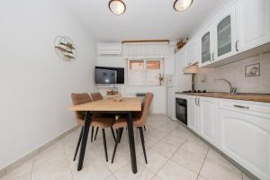 Kuchyň nebo kuchyňský kout v ubytování Apartmani Marica Beg