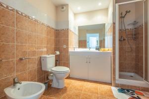 un bagno con wc, lavandino e doccia di Riviera Home a Beausoleil Altre 11 foto