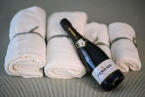- une bouteille de vin assise sur les serviettes dans l'établissement Alessia Holiday House 90mq Salerno Centro, à Salerne