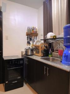 cocina con fregadero y encimera en Montierra Subdivision Staycation CDO en Cagayán de Oro