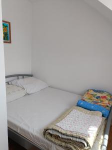 Łóżko lub łóżka w pokoju w obiekcie Dar Lasu