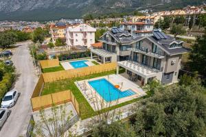 費特希耶的住宿－Villa Lina Ölüdeniz/Fethiye，享有带游泳池的房屋的空中景致