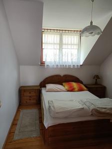 a bedroom with a large bed with a window at Dar Lasu in Narty