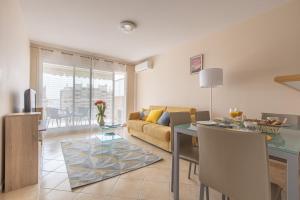 un soggiorno con un divano e un tavolo di Riviera Home a Beausoleil