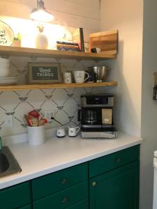 Gallery image of Cheerful 2 Bedroom Cottage on 5th in Decatur