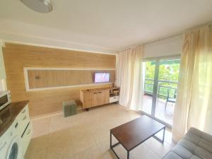a living room with a couch and a table at 5 Salou,Playa,Piscina cento PARKING in Salou