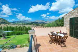 A general mountain view or a mountain view taken from A villát