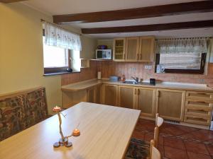 eine Küche mit einem Holztisch, einem Tisch und einem Tisch in der Unterkunft Apartments Relax Jezerca in Cerklje na Gorenjskem + 11 Fotos