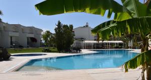 una gran piscina al lado de un edificio en Villa Sunset, en Boghaz