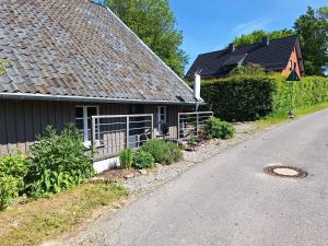 una casa con una valla al lado de una carretera en Ferienwohnung "im Winkelhof", en Roetgen