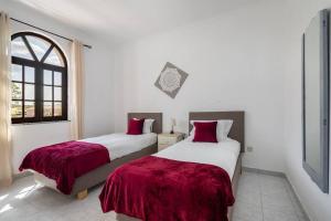 Łóżko lub łóżka w pokoju w obiekcie Casa dos Pais - Piscina & Jardim