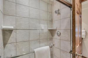 baño con ducha y puerta de cristal en Laurelwood Condominiums 207, en Snowmass Village