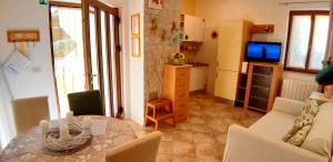 een kleine woonkamer met een tafel en een keuken bij Apartments Demori in Galižana