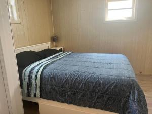 Un pat sau paturi într-o cameră la Spacious room with TV, Wi-Fi, Netflix, Parking