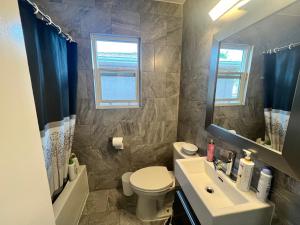 Bagno di Spacious room with TV, Wi-Fi, Netflix, Parking
