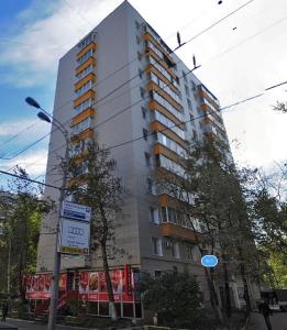 wysoki budynek z znakiem przed nim w obiekcie KvartiraSvobodna - Apartments at Proletarskaya w Moskwie