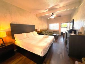 ein Schlafzimmer mit einem großen Bett und ein Wohnzimmer in der Unterkunft Mountain Harbor King Guest Room on Lake Ouachita in Mount Ida