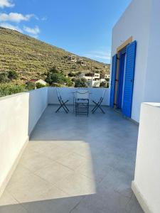 balcone con 2 sedie e un tavolo sopra di Leo House Kea a Korissía