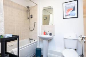 y baño con lavabo, aseo y bañera. en Peaceful 1 bedroom apartment in Portobello, Dublin, en Dublín