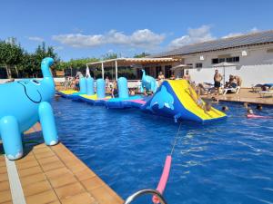 Bazén v ubytování Camping Riberamar nebo v jeho okolí