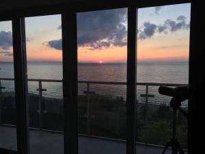 ミエンジズドロイェにあるBluMare apartament z widokiem na morzeのカメラ付きの窓から海の景色を望めます。