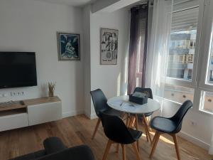 Μια τηλεόραση ή/και κέντρο ψυχαγωγίας στο Apartamento AIRES DEL NORTE, con ASCENSOR y WiFi gratis