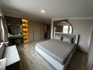 sypialnia z dużym białym łóżkiem w pokoju w obiekcie MY SUITE w mieście Yalova