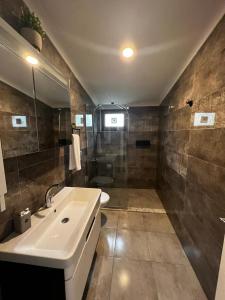 uma casa de banho com um lavatório branco e um chuveiro em MY SUITE em Yalova