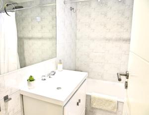 Baño blanco con lavabo y espejo en Garage incluido! Terraza propia! Buenos Aires - Villa Urquiza en Buenos Aires