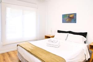 1 dormitorio con 1 cama blanca y 2 toallas en Garage incluido! Terraza propia! Buenos Aires - Villa Urquiza en Buenos Aires