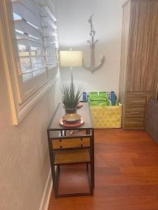 une chambre avec une table et une plante sur elle dans l'établissement 322 Cool Beach Studio, à Hollywood