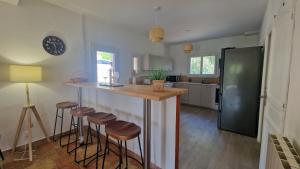 een keuken met een aanrecht en krukken in een kamer bij VILLA AUGUSTINA in Sainte-Maxime