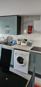 レディングにあるOxford Road Apartmentのキッチン(洗濯機、シンク付)