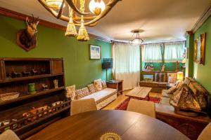 uma sala de estar com um sofá e uma mesa em Maison 21 Cervinia cir n 0468 em Breuil-Cervinia