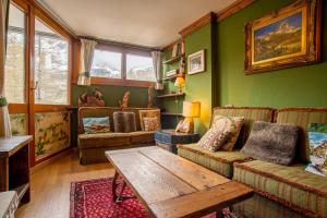 uma sala de estar com um sofá e uma mesa em Maison 21 Cervinia cir n 0468 em Breuil-Cervinia