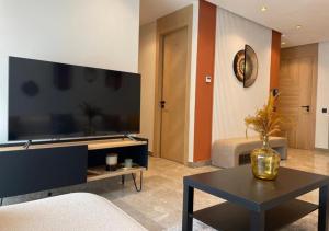 En tv och/eller ett underhållningssystem på Maarif appartement moderne