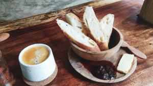 - un bol de pain et une tasse de café sur une table dans l'établissement Café des Arts Gili Air, à Gili Air