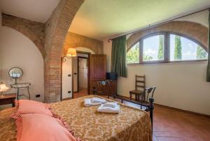 モンテプルチャーノにあるAppartamento Aleaticoのベッドルーム1室(ベッド1台、タオル2枚付)