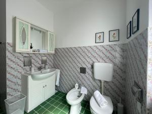 a bathroom with a toilet and a sink at [come a Casa] da Marina in Pieve Vergonte +41 photos
