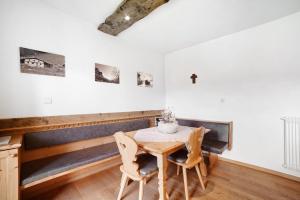 A seating area at Oberhof Apt Mutegg