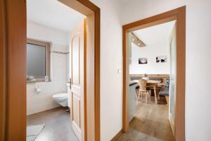 A bed or beds in a room at Oberhof Apt Mutegg