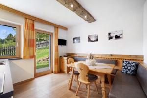 A seating area at Oberhof Apt Mutegg
