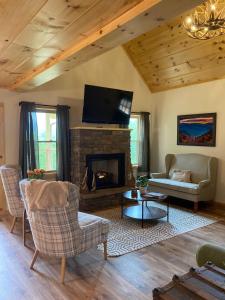 a living room with a couch and a fireplace at Blue Sky Cabin - Built in 2023 this 3 bed 2,5 bath home has gorgeous views in Jefferson
