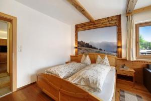 een slaapkamer met een bed en een groot raam bij Oberhof Apt Ilmenspitz in Larcher